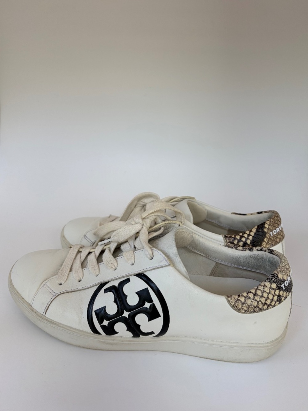 Tory Burch Sneakers Howell Court style, White Leather with large double T logo